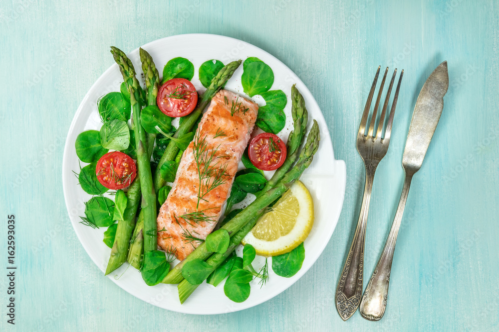 Grilled salmon with asparagus and green salad Grilled salmon with asparagus and green salad