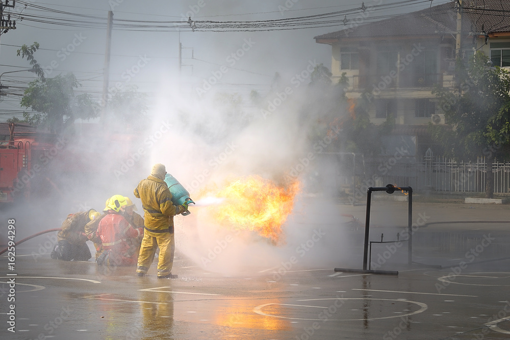 Obraz premium Fireman. Firefighters fighting fire during training.