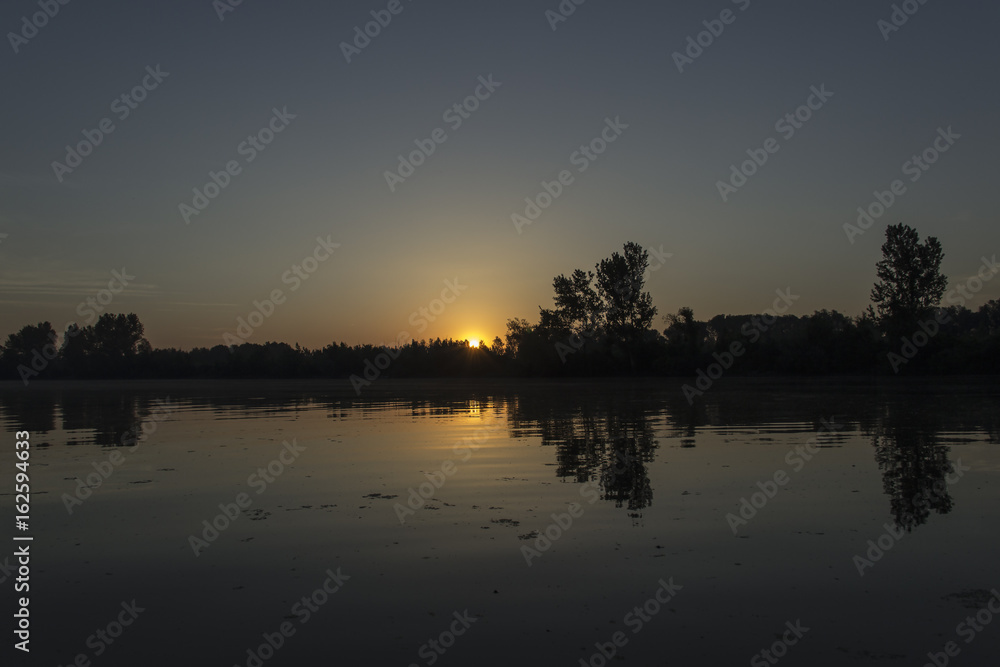 Obraz premium River Tisza at sunrise