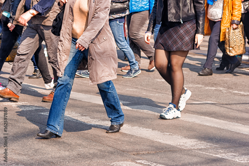people crossing the pedestrian crossing people crossing the pedestrian crossing