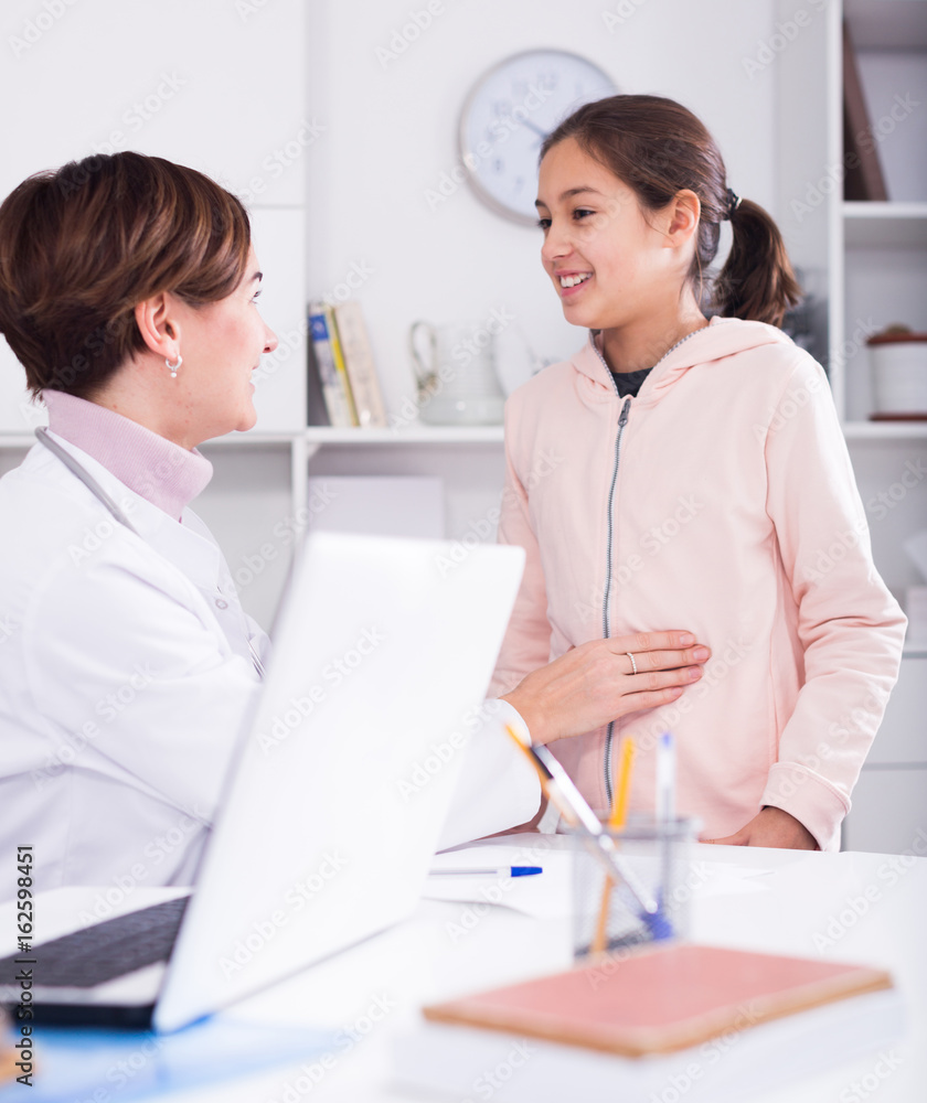 Obraz premium Teenage girl visits doctor in hospital