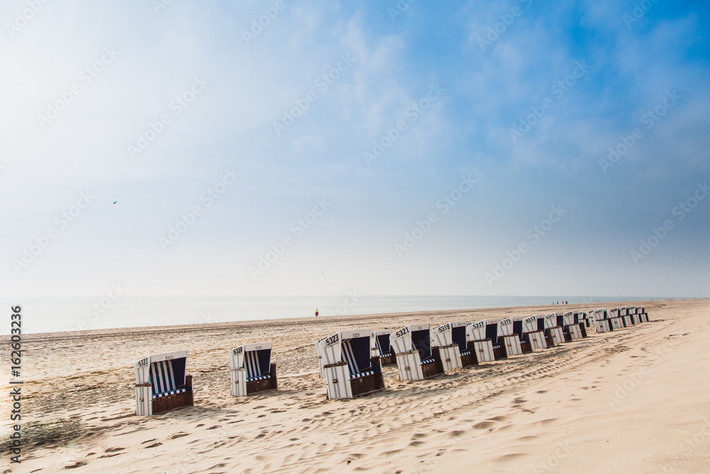 Mehrere Standkörbe am Strand auf Sylt