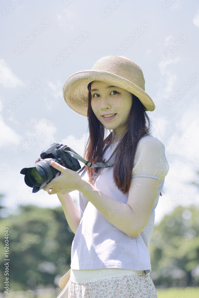 一眼レフカメラを持つ女性 Stock Photo Adobe Stock
