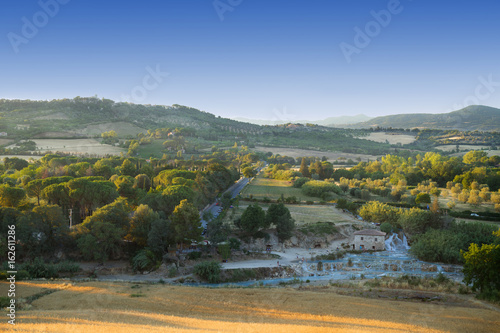 Quadro su tela Landschaft bei Abenddämmerung in der Nähe der Therme von Saturnia in der Toskana