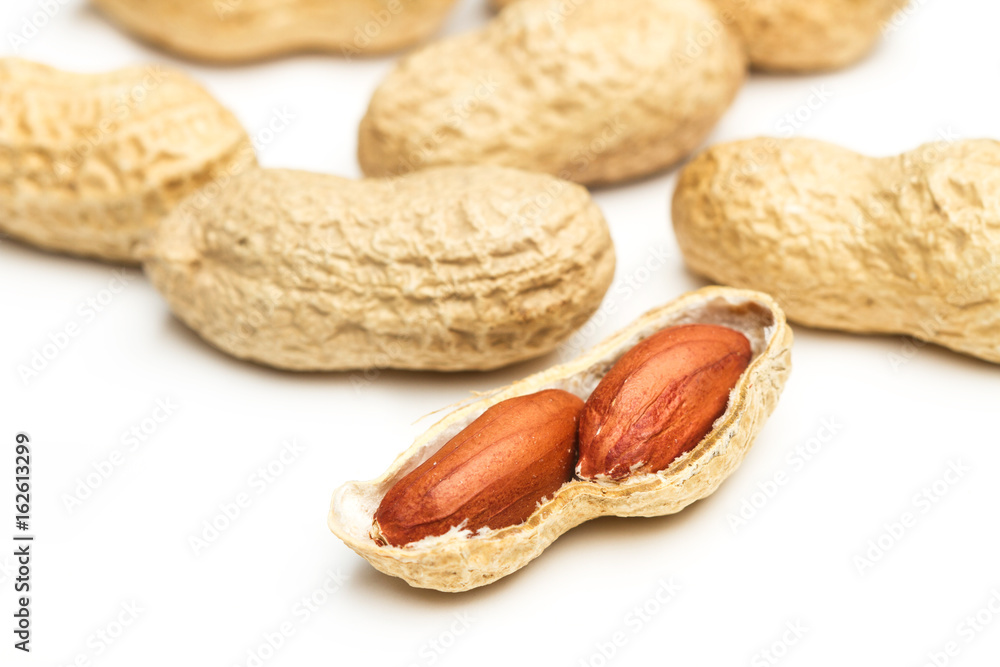 custom made wallpaper toronto digitalCacahuetes con cáscaras sobre fondo blanco aislado. Vista de frente y cerca