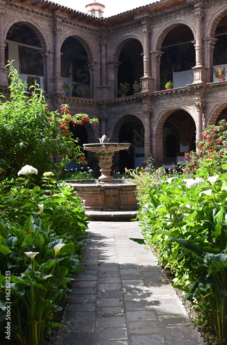 Cloître et jardin du couvent de la Merced à Cusco au Pérou