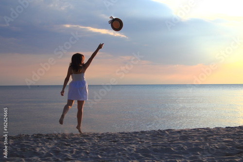 молодая девушка со шляпой на берегу моря