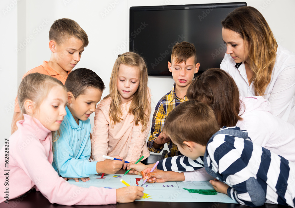 Fototapeta premium Team of elementary age children drawing