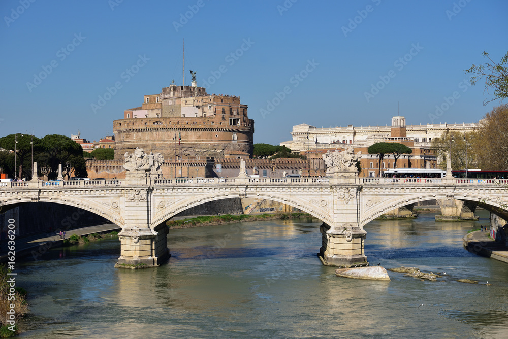 Engelsburg und Tiber in Rom