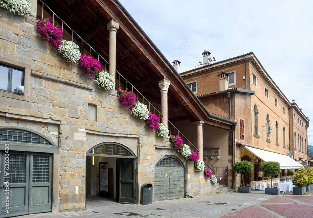 Fototapeta premium BERGAMO, LOMBARDY/ITALY - JUNE 26 : View of Piazza Vecchia in Bergamo on June 26, 2017. Unidentified person