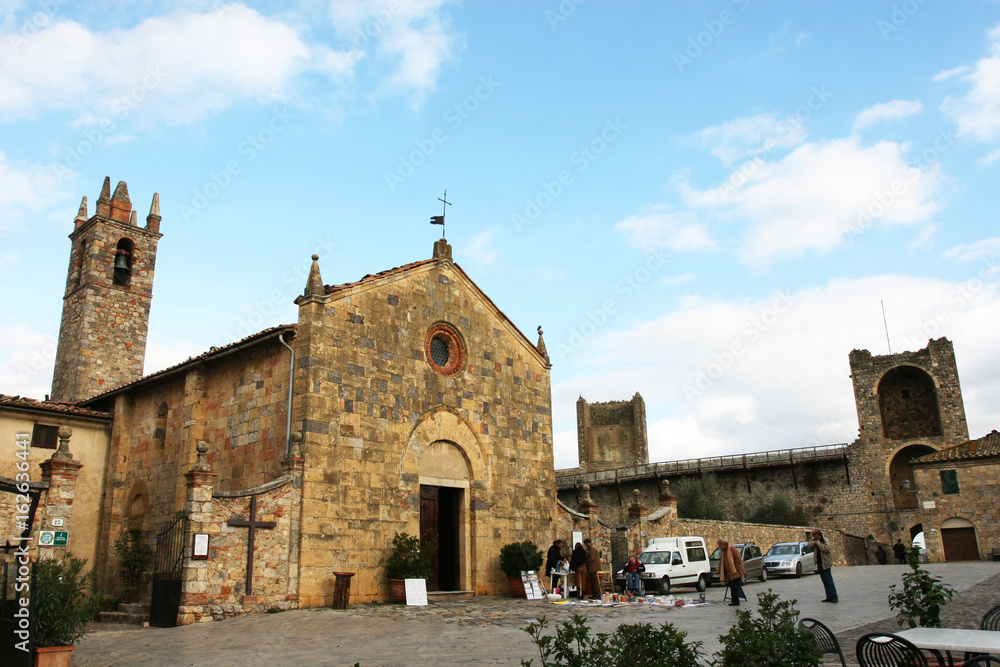 Marktplatz und Kirche in Monteriggioni in Italien
