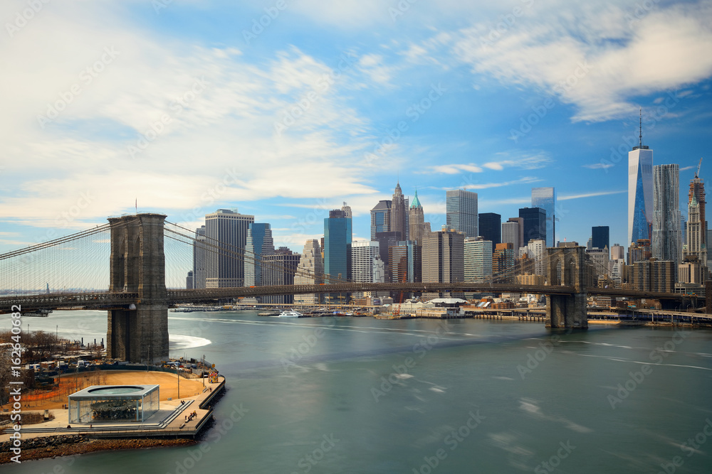 Obraz premium Brooklyn Bridge i centrum Manhattanu
