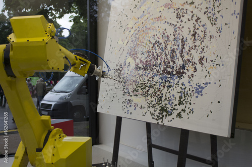 the robot draws a picture