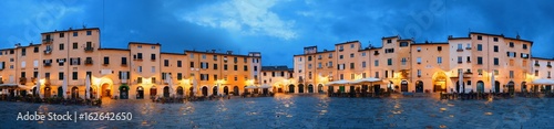 Fototapeta Nocna panorama Piazza dell Anfiteatro