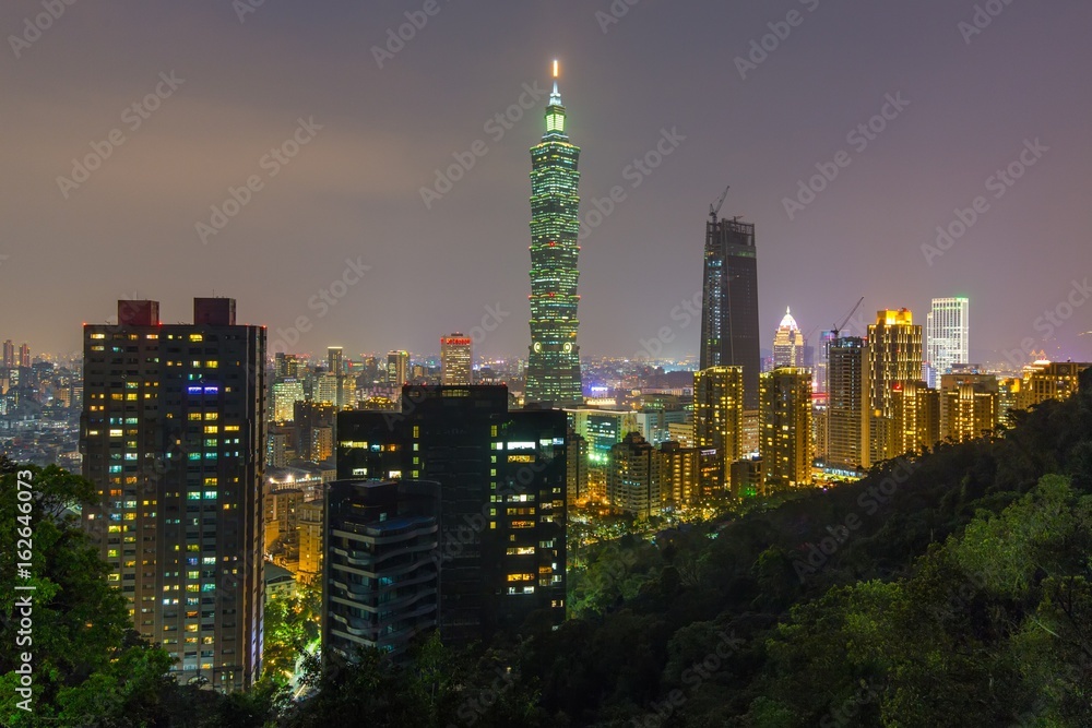 Fototapeta premium Taipei skyline at night