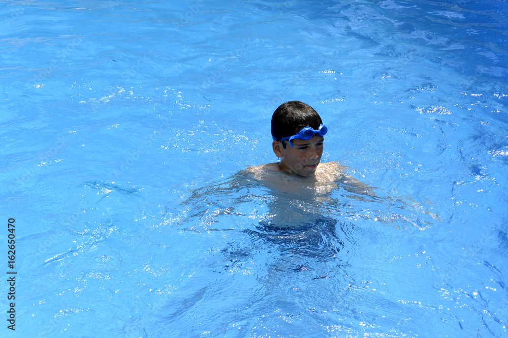Nadar en la piscina es divertido!!!  Cuando hace tanto calor