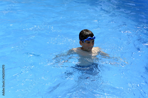 Nadar en la piscina es divertido     Cuando hace tanto calor