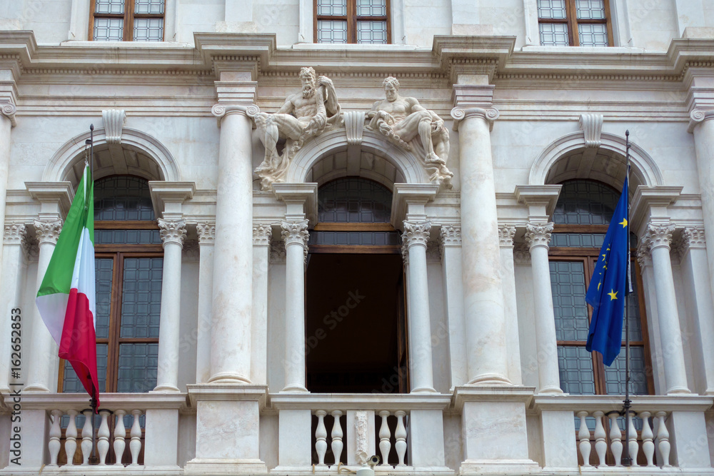 Obraz premium BERGAMO, LOMBARDY/ITALY - JUNE 25 : Library in Piazza Vecchia in Bergamo on June 25, 2017