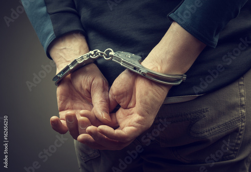 Photo male hands in handcuffs
