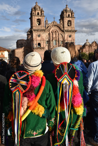 Péruviens en costume de fête plaza de Armas à Cusco au Pérou