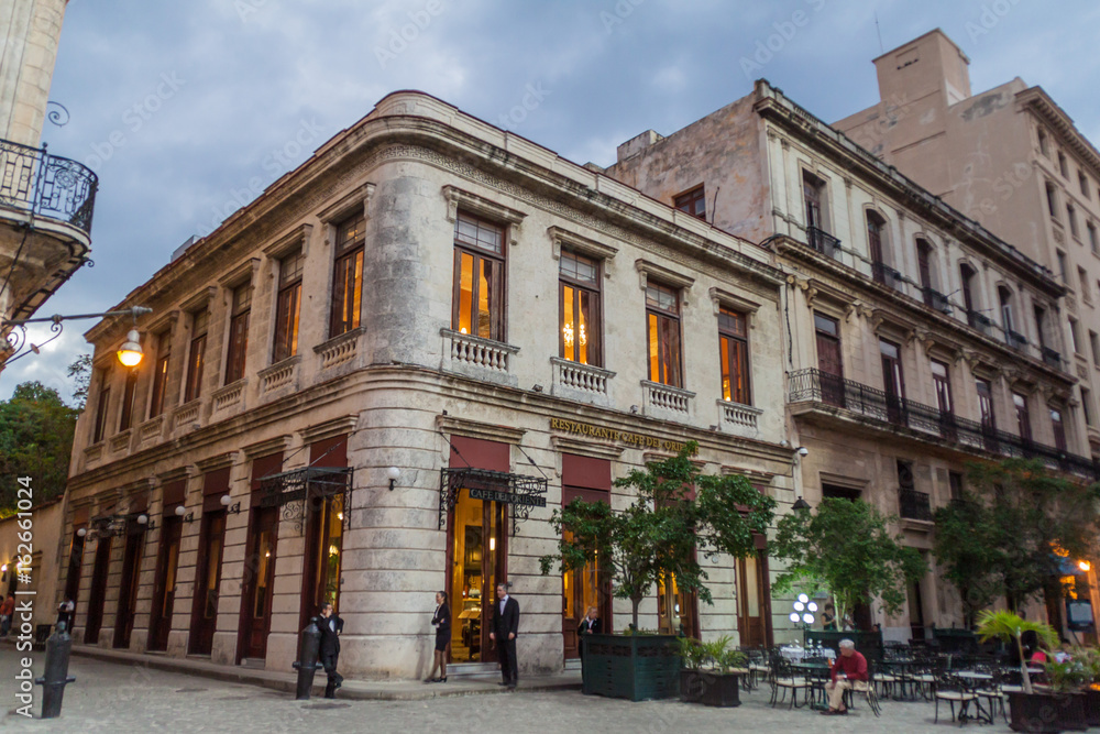 Obraz premium HAVANA, CUBA - FEB 22, 2016: Old colonial buildings on Plaza de San Francisco de Asis square in Havana Vieja.