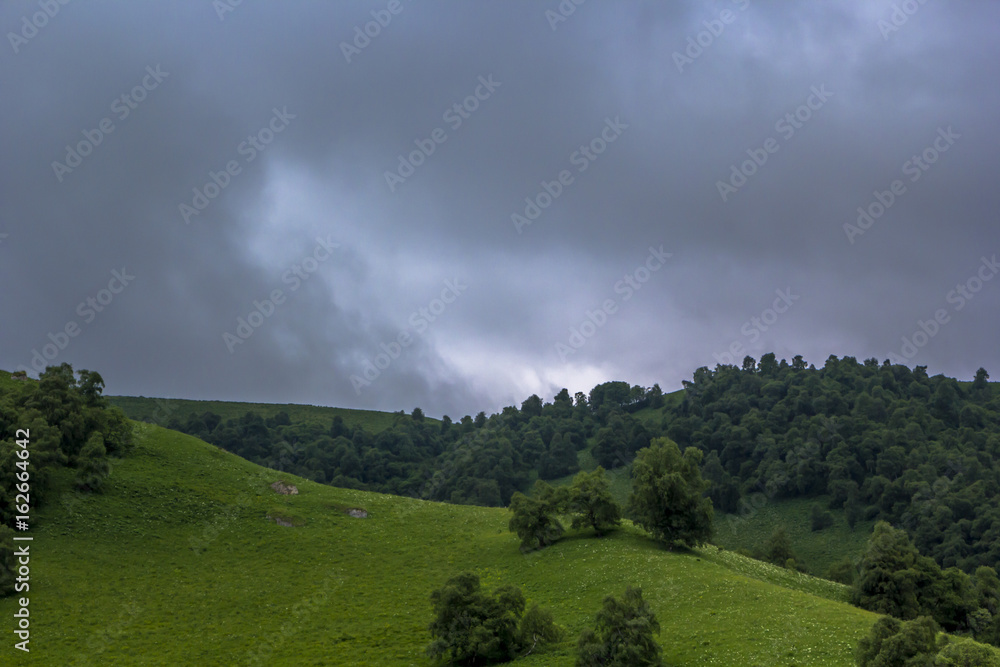 Горный пейзаж, красивый вид на живописное ущелье, облачное небо над горами, дикая природа и горы Северного Кавказа