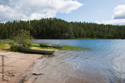 Obraz na płótnie Boote am Ufer eines Sees in Finnland
