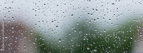 Regentropfen auf der Fensterscheibe