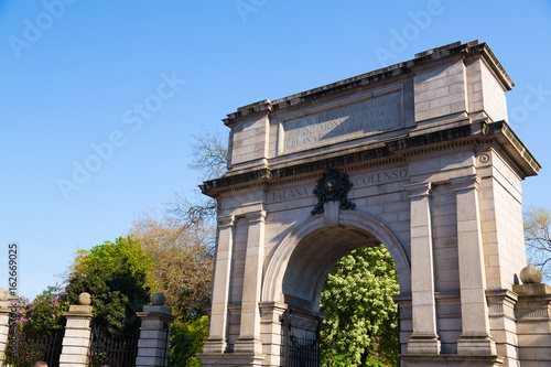 Obraz na płótnie Fusiliers' Arch, a monument which forms part of the Grafton Street entrance to St Stephen's Green park, in Dublin, Ireland w salonie