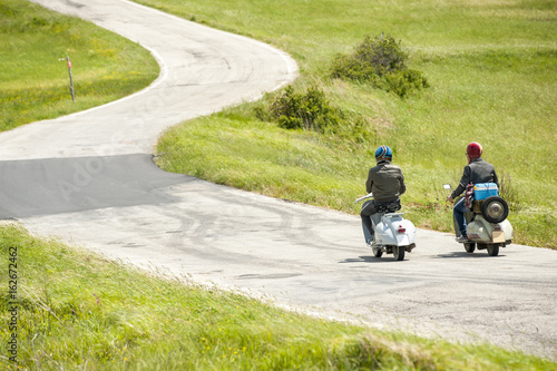 Amici in gita in scooter d'epoca