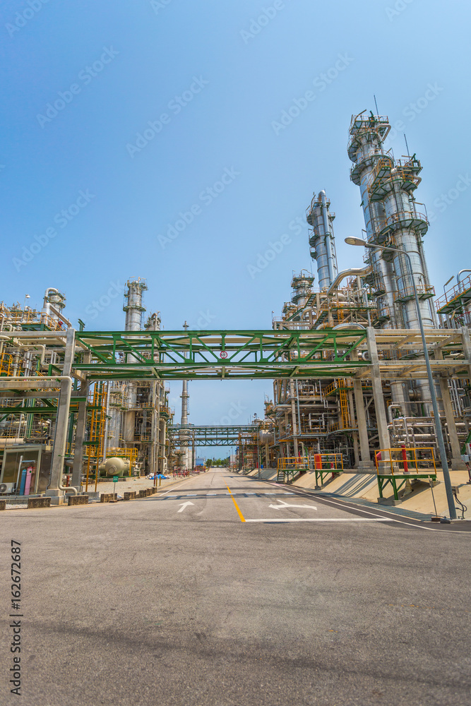 Fototapeta premium Oil refinery plant