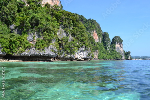 Paradise water with big limestone rocks at Koh Phi Phi © christian