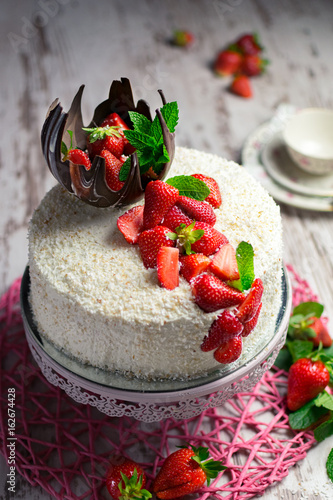 moderne Erdbeertorte mit schokoschale und Kokosnuss