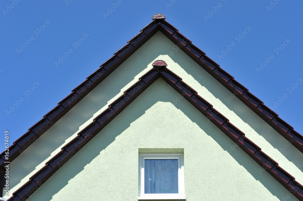 Moderner Haus-Giebel mit Ziegeldach Moderner Haus-Giebel mit Ziegeldach