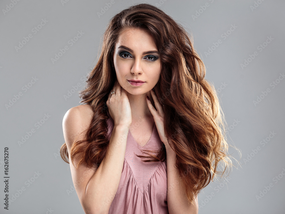 Naklejka premium zbliżenie uroda portret młodej kobiety z naturalny makijaż i fryzurę. spa i pielęgnacja.