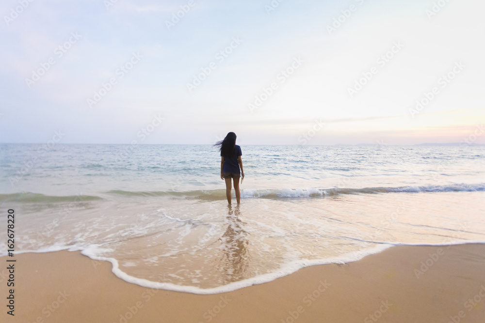 Fototapeta premium Kobiety stoją samotnie na plaży