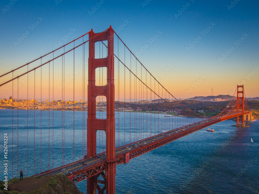 Obraz premium Zmierzch przy mostem Golden Gate