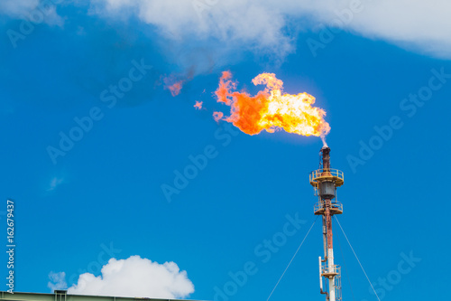 Burning oil and gas from flare structure