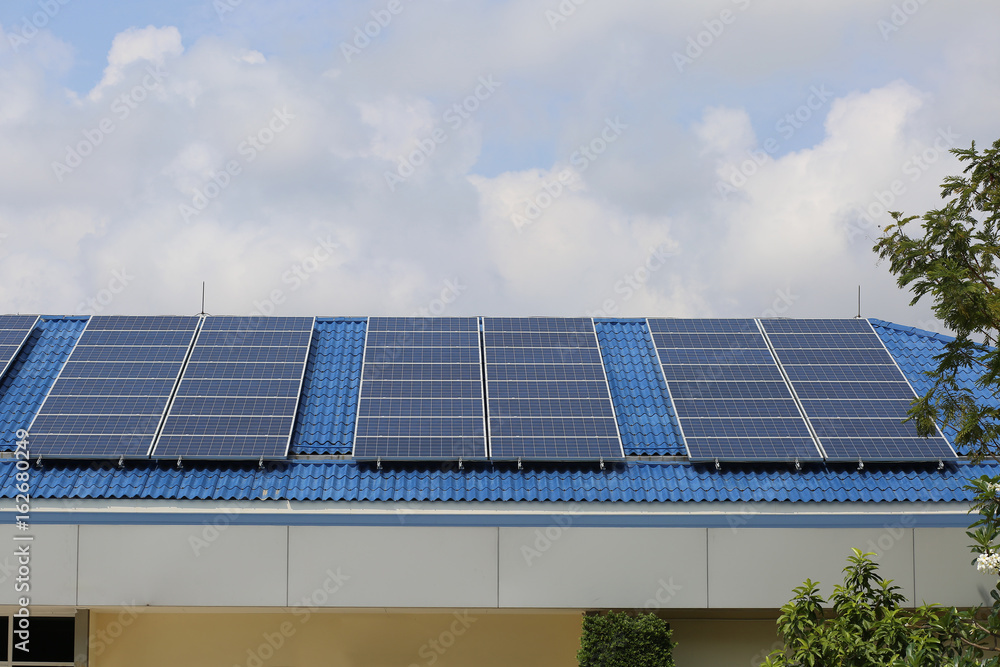 Naklejka premium Panel słoneczny na dachu