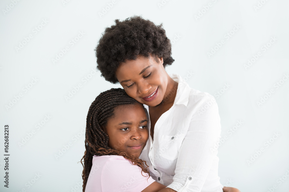 Obraz premium Embracing Loving Mother And Daughter