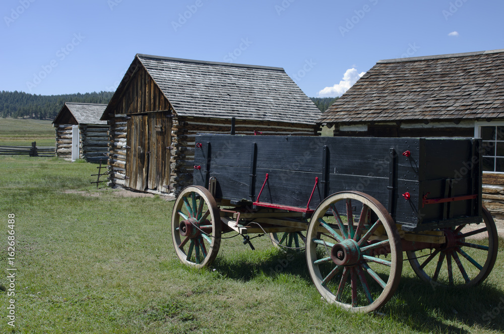 Obraz premium Wagon and Log Cabins at Hornbek Ranch