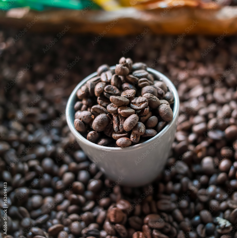 Fototapeta premium white cup with coffee beans