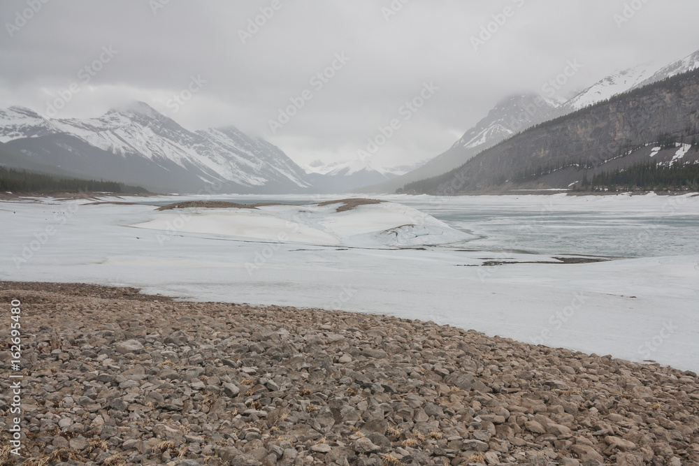 Fototapeta premium Rocks and Ice at Spray Lake