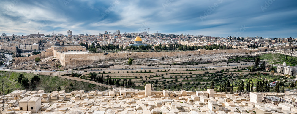 Fototapeta premium Panoramiczny widok na Jerozolimę z kopułą na skale i Wzgórzem Świątynnym z Góry Oliwnej, Izrael