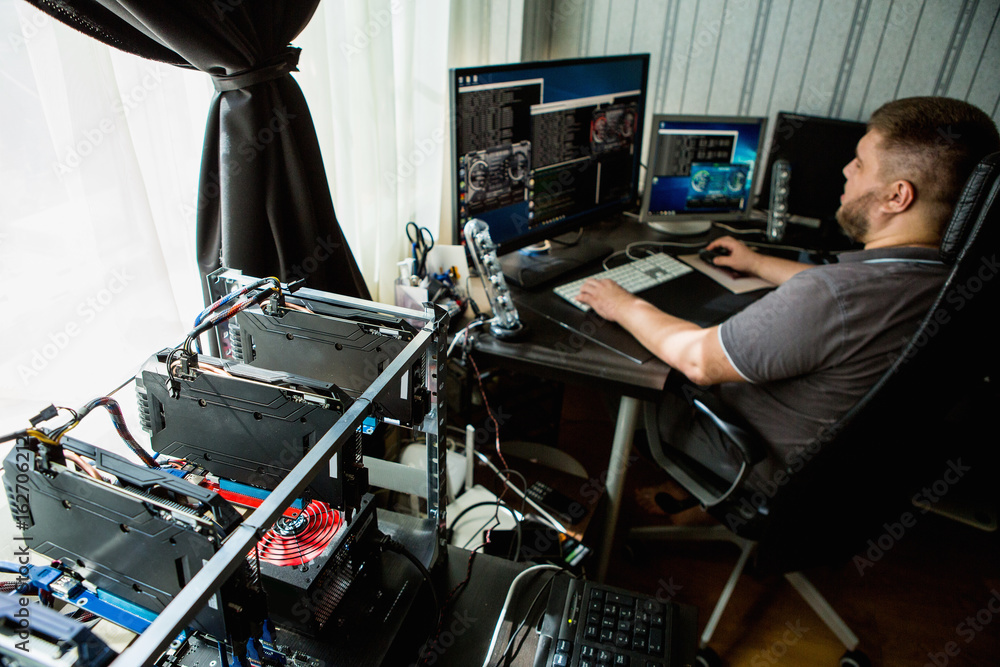 Foto Programmer configures the computer for bitcoin mining