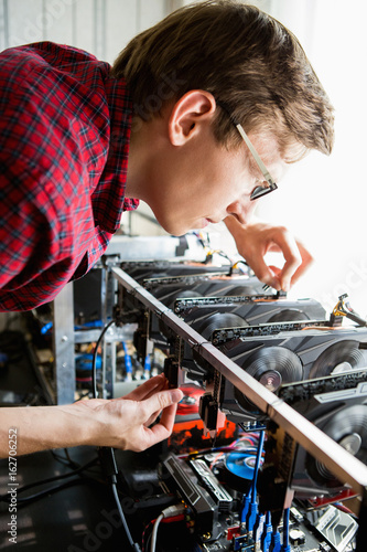 Wallpaper Mural Programmer configures the computer for bitcoin mining Torontodigital.ca