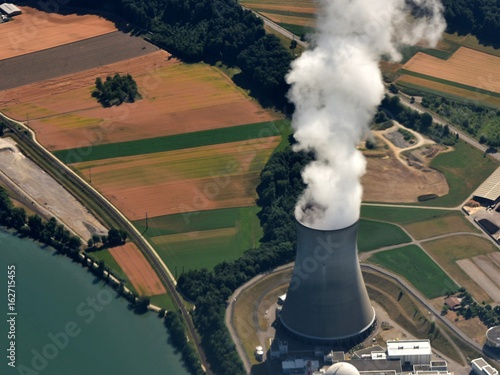 tour de refroidissement...centrale nucléaire photo