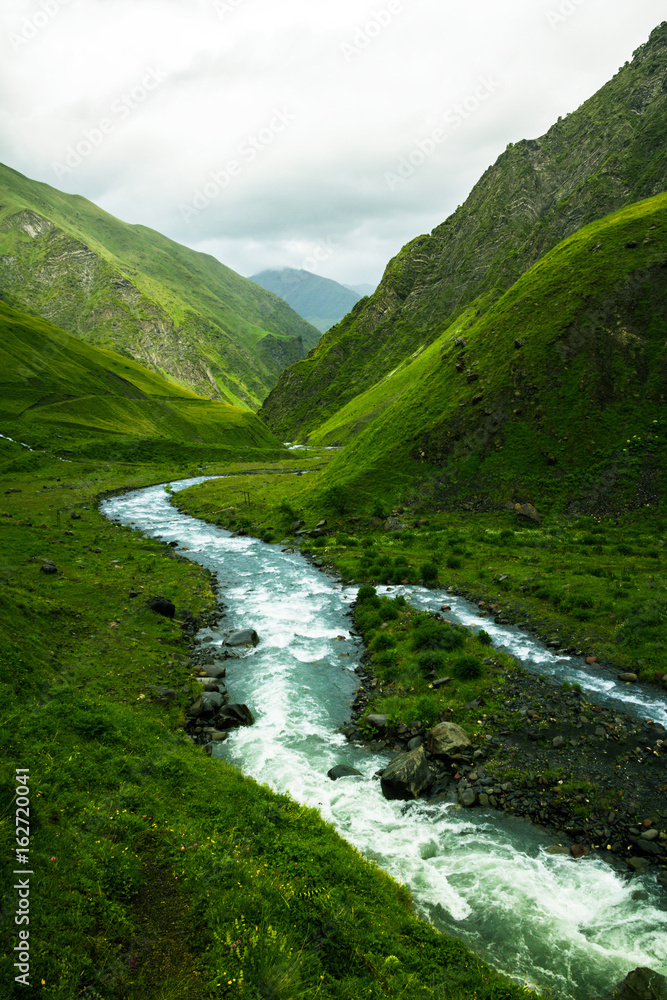 Obraz premium Green caucassian valley and river