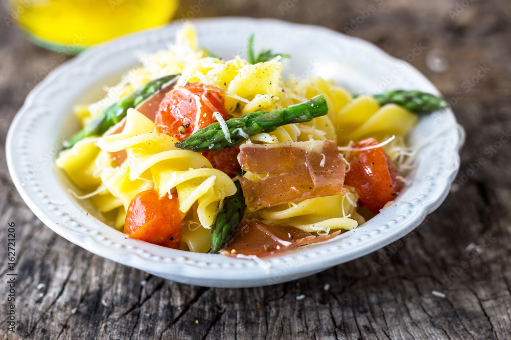 Pasta with asparagus, tomato and prosciutto Pasta with asparagus, tomato and prosciutto