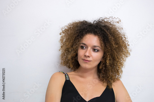 Giovane insegnante con i capelli ricci photo